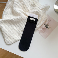 Chaussettes grises pour femmes avec étiquettes en tissu, chaussettes d'automne de style scolaire, chaussettes en coton tendance