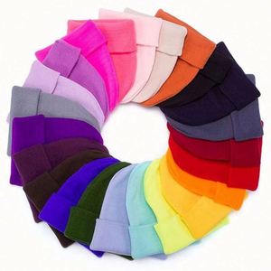 Vente en gros de bonnets d'hiver en acrylique uni de haute qualité, unisexes, à revers, tricotés, personnalisables avec logo brodé - Product Image 1