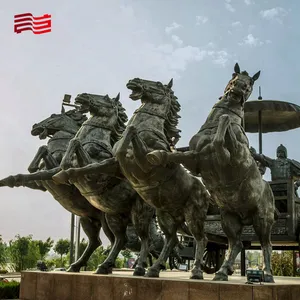 Gegoten Koperen Sculptuur Bronzen Koets Sculptuur Stad Landschap Sculptuur Vier Paarden Naast Elkaar