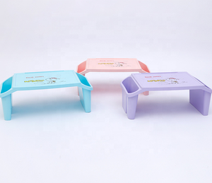 Mesa de estudio de plástico para niños, mesa pequeña de plástico PVC con ranura para tarjeta de ordenador y portavasos - Product Image 1