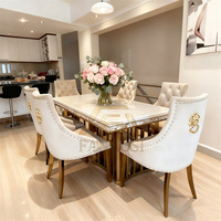 Table à manger rectangulaire de grande taille en marbre italien de style moderne haut de gamme avec plateau blanc et pieds en acier inoxydable doré pour les événements, les hôtels et les banquets
