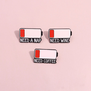 PRECISA DE CAFÉ Pinos De Esmalte Personalizado Nível De Bateria Baixa Necessidade de Carregar Broches Lapel Badges Presente Engraçado Da Jóias para Amigos - Product Image 3