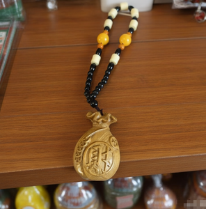 Pendentif décoratif en bois de santal vert sculpté pour clés de voiture - Product Image 2