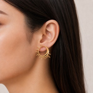 ต่างหูห่วงวงกลม Sun Ray สแตนเลสสตีล ชุบทอง 14K แบบสุญญากาศ รูปทรงพระจันทร์เสี้ยว - Product Image 5