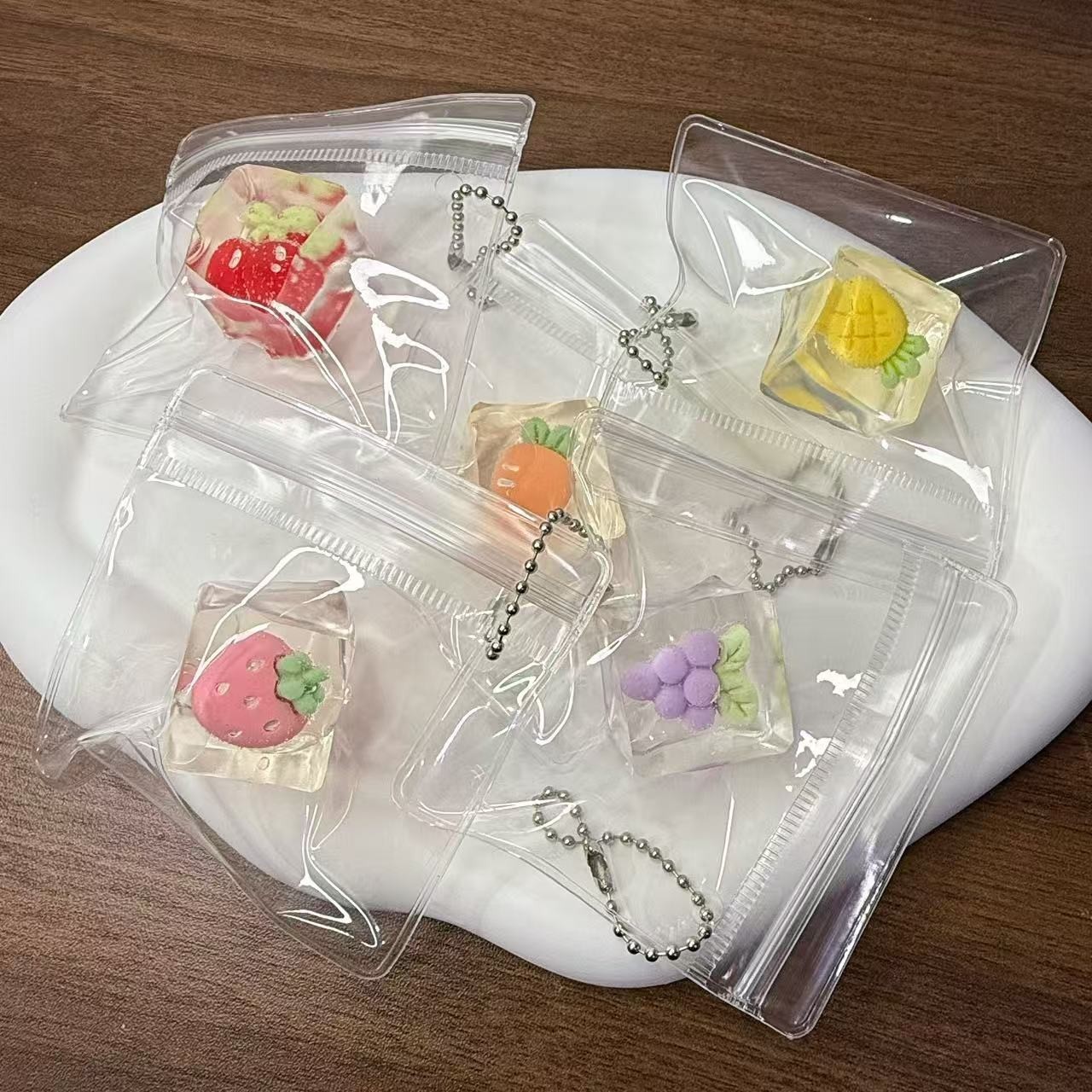 Distribución aleatoria de cubitos de hielo de frutas.
