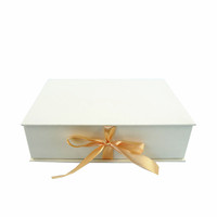 Boîte cadeau noire pliable pour extensions de cheveux avec construction en carton, pelliculage mat à feuille d'or et ruban