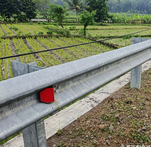 Barrera de Seguridad Vial de Acero de Alta Resistencia con Diseño de Tres Ondas Corrugadas, Vietnam - Product Image 1
