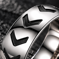 Bague pour homme JLM Fashion en acier inoxydable, finition polie, motif chevron noir, bande à motif de pneu