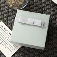Boîte à bijoux haut de gamme en carton carré avec couvercle supérieur et inférieur à nœud papillon, idéale pour bagues, colliers et bracelets ; Nouveauté très demandée