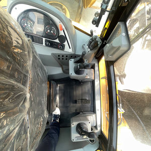 Retroexcavadora Compacta para Calles Estrechas y Obras de Construcción en Espacios Reducidos - Product Image 5