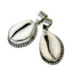 Delicado colgante de plata de ley 925 con concha Kodi blanca, chapado en plata, estilo clásico, joyería para todas las ocasiones - Product Image 1