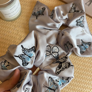 ใหม่ผ้าพันคอสี่เหลี่ยมลายผีเสื้อผ้าซาตินปักลายใหม่สำหรับผู้หญิงผมวงกลมใหญ่ลำไส้ใหญ่หางม้าต่ำแบบผูกผมรูปผีเสื้อ - Product Image 4