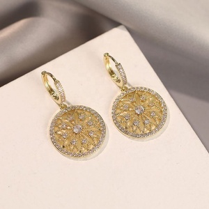 Pendientes de Alta Gama para Mujer, Estilo Retro Europeo Americano, Diseño de Diamantes Completos, Súper Brillantes, Lujosos, Modernos y a la Moda - Product Image 3