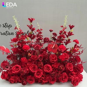 Camino de Mesa con Rosas Rojas Personalizado LEDA, Decoración Hecha a Mano para Propuesta de Matrimonio, Eventos y Fiestas, para el Día de San Valentín - Product Image 1