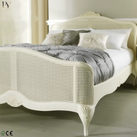 Lit en chêne massif sculpté avec cadre en rotin naturel, disponible en tailles grandes et très grandes, personnalisable et en gros
