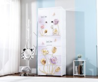 Armoire de rangement multifonction au design moderne avec porte à ouverture frontale en plastique pour vêtements, literie et organisation domestique dans le salon
