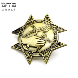 Hot Sale Großhandel Custom Gold Abzeichen Soft Emaille Letter <span class=keywords><strong>M</strong></span> Form Edelstahl Namensschild - Product Image 6