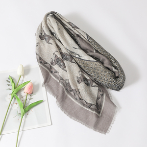 Yaz yeni lüks at desen 135*135cm pamuk kare eşarp müslüman bayanlar şık taşıma baskılı kare pamuk hicap şal - Product Image 5