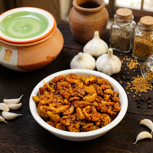 Acar de Ajo Picante en Aceite, Delicioso y Muy Demandado, 25 kg, Achaar Tradicional Indio con Ingredientes Frescos Diarios - Product Image 1