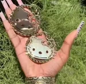 Boucles d'oreilles créoles personnalisées en forme de chat avec diamants CZ pour femmes, boucles d'oreilles tendance en acier inoxydable avec diamants torsadés - Product Image 4