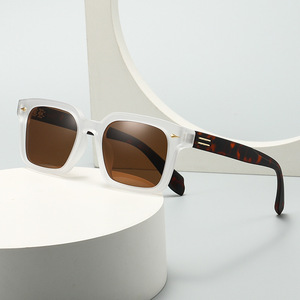 Lunettes de soleil polarisées carrées rétro 2026 avec logo personnalisé, grande monture à rivets, protection UV400 pour hommes et femmes - Product Image 3