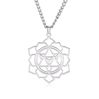 Collier Pendentif Mandala Évidé en Acier Inoxydable, Motif Lotus Découpé, Or et Argent, Style Vintage Bohème pour Femme, Idéal pour le Quotidien