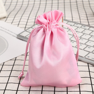 Sacs d'emballage cadeau en satin de soie en gros pour perruques, mèches et extensions capillaires – Pochettes en soie douce avec logo personnalisé - Product Image 6