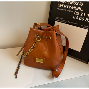 Bolso tipo cubo de moda para mujer en cuero marrón con diseño de cadena dorada - Product Image 6