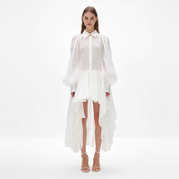 Nouvelle Robe Femme Tendance Blanche à Col Pointu, Épaules Dénudées, Manches Ballon, Boutonnée, Taille Smockée, Volants Asymétriques, Coupe Asymétrique
