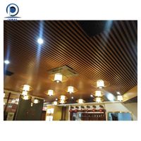 Plafond en tube carré Planches de plafond modernes personnalisées Bois et aluminium pour hôtel Matériaux ignifuges Plafond en tube carré