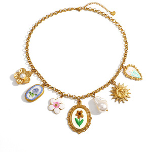 Collier avec pendentif fleur, plaqué or 18 carats, breloques en perles, à porter au quotidien - Product Image 5