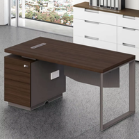 Bureau de direction moderne avec plateau en noyer, tiroir, piétement en métal à pieds en U et passe-câbles pour bureau