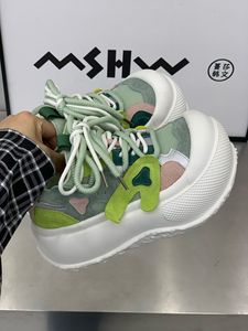 Zapatos de plataforma gruesa con parches de corazón Alpha Overlay Bread Shoes para <span class=keywords><strong>mujer</strong></span>, estilo Dad Shoes, que aumentan la altura, para verano y primavera, OEM de fábrica. - Product Image 3