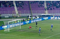 Layar LED Stadion Perimeter Olahraga P10 Kecerahan Tinggi Layar LED Luar Ruangan 1280*960 mm Layar LED Sepak Bola Dinding Video LED IP65