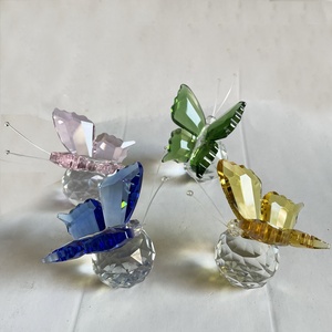 Statuetta di Farfalla in Cristallo Trasparente da 5cm con Base a Sfera di Cristallo - Regalo da Collezione Stile Amore - Product Image 6