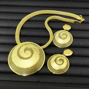 Nouvelle Tendance 2025 : Bijoux Classiques Exagérés en Gros pour Femmes, Forme XOXO, Style Islamique, Plaqué Or, Alliage, Cristal et Strass - Product Image 5