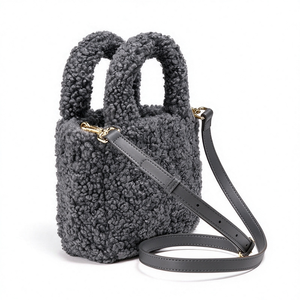 Sac seau en fausse fourrure Sherpa pour femmes avec logo personnalisé, sac à main en peluche moelleux de qualité supérieure, mini sac moelleux pour femmes - Product Image 6