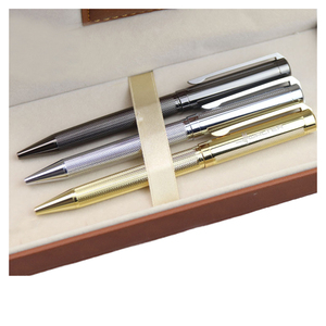 Stylo bille de luxe en métal doré, gravé sur mesure, avec fonction rotative, idéal pour les cadeaux d'affaires. - Product Image 1
