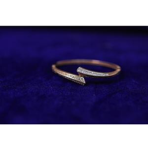 Pulsera de eslabones de plata de ley 925 con piedras de moissanita cultivadas en laboratorio, diseño cubano con incrustaciones de diamantes para un estilo lujoso y llamativo. - Product Image 1