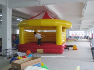 Château gonflable en PVC de qualité supérieure pour enfants, capacité de 500 kg, taille 13x13 pieds - Pour usage commercial et divertissement - Product Image 2