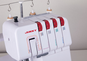 JUKKY JK843 Nouvelle machine à coudre surjeteuse semi-automatique 4 fils portable pour usage domestique, vêtements et confection, haute vitesse - Product Image 1