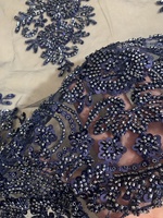 Tissu en dentelle tissée de haute qualité, lourdement orné de perles et de sequins, brodé pour robes de mariée et usage en confection de jouets.