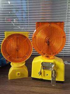Fabricant Feu de signalisation solaire cône d'avertissement de sécurité pour chantier barricade sécurité routière - Product Image 3
