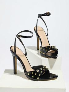 Zapatos de Tacón Alto de Moda con Punta en Pico, Tacones de Aguja de Cuero Charol Negro con Correa en el Tobillo y Tachuelas Doradas - Product Image 6