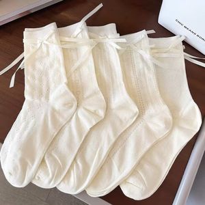 Calcetines a media pantorrilla con diseño de lazo, calcetines transpirables para mujer para primavera y verano, patrón de puntos, fibra de poliéster - Product Image 2