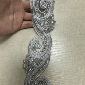 Imbottiture per Spalle in Tessuto, Pizzo con Motivo Paisley e Perline, Bordatura in Rete con Paillettes, Frange con Perline di Vetro - Product Image 4