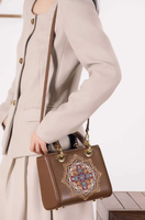 Sac à main structuré haut de gamme en cuir PU avec broderie et accents en cristal, idéal pour les expositions de luxe et les cérémonies de remise de prix, sac à main fait main