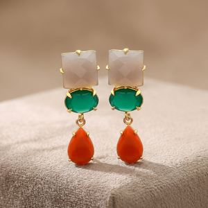Boucles d'oreilles pendantes ethniques plaquées or en gros pour femmes, avec pierres multicolores vertes, oranges et blanches, idéales pour mariages et soirées - Product Image 3
