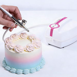 Ensemble d'aérographe à gâteau en plastique écologique professionnel pour des designs de décoration de gâteaux époustouflants - pour les boulangers amateurs et les professionnels - Product Image 1