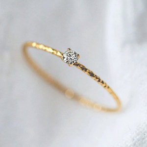 Anello Minimalista Impilabile dal Design Semplice per Donne - Product Image 1